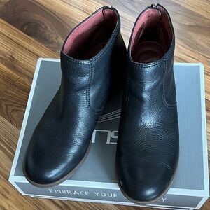 Dansko Becki Waterproof bootie. Women size 40/9. Color black.